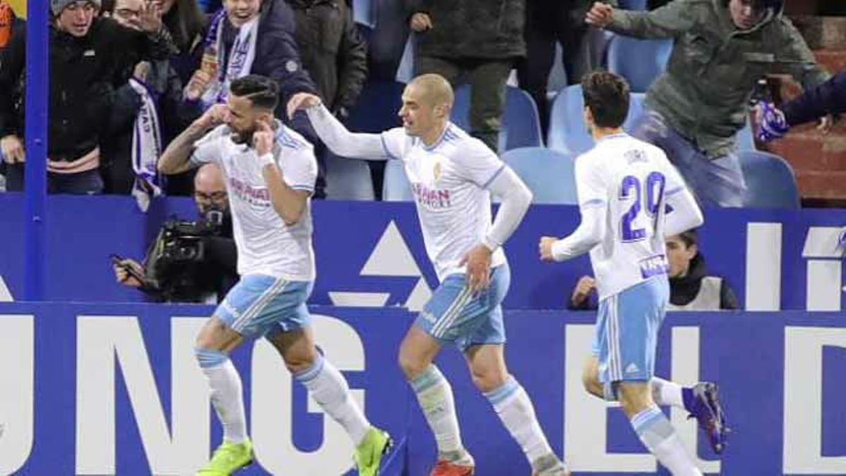 Álvaro Vázquez, con la camiseta del Zaragoza en imagen de archivo