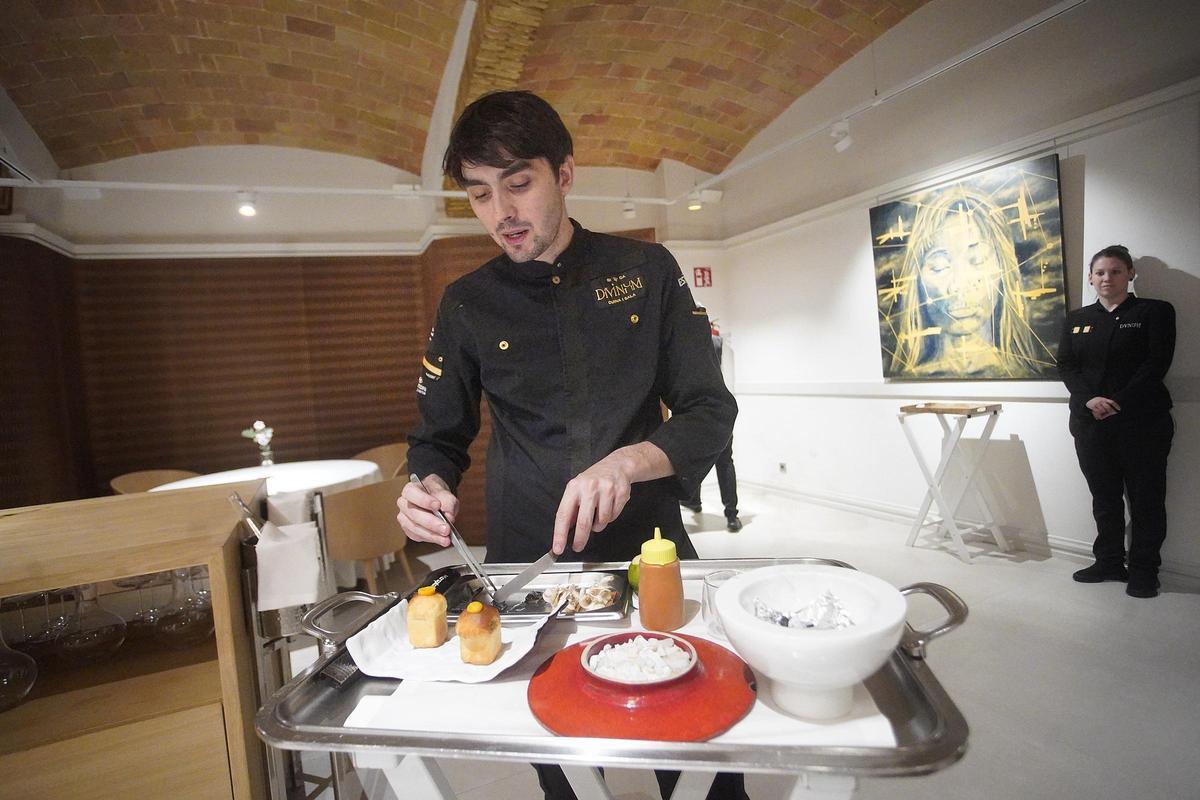 Isidre Soler, un dels caps de cuina del restaurant Divinum, enllestint una elaboració a la sala, davant mateix dels comensals