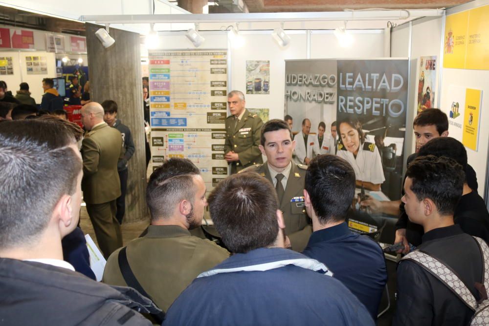 Protestes i crema de fotos contra l'Exèrcit a l'Expojove de Girona