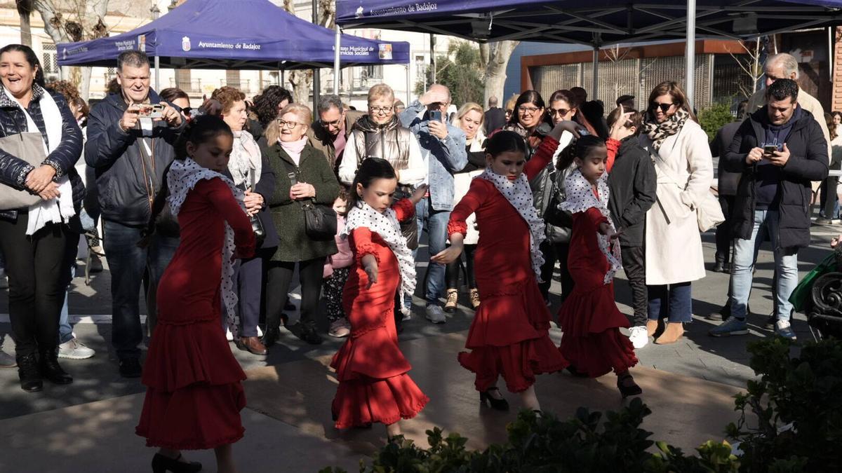 Niñas de una escuela flamenca bailando en la calle en favor del Banco de Alimentos, imagen de archivo.
