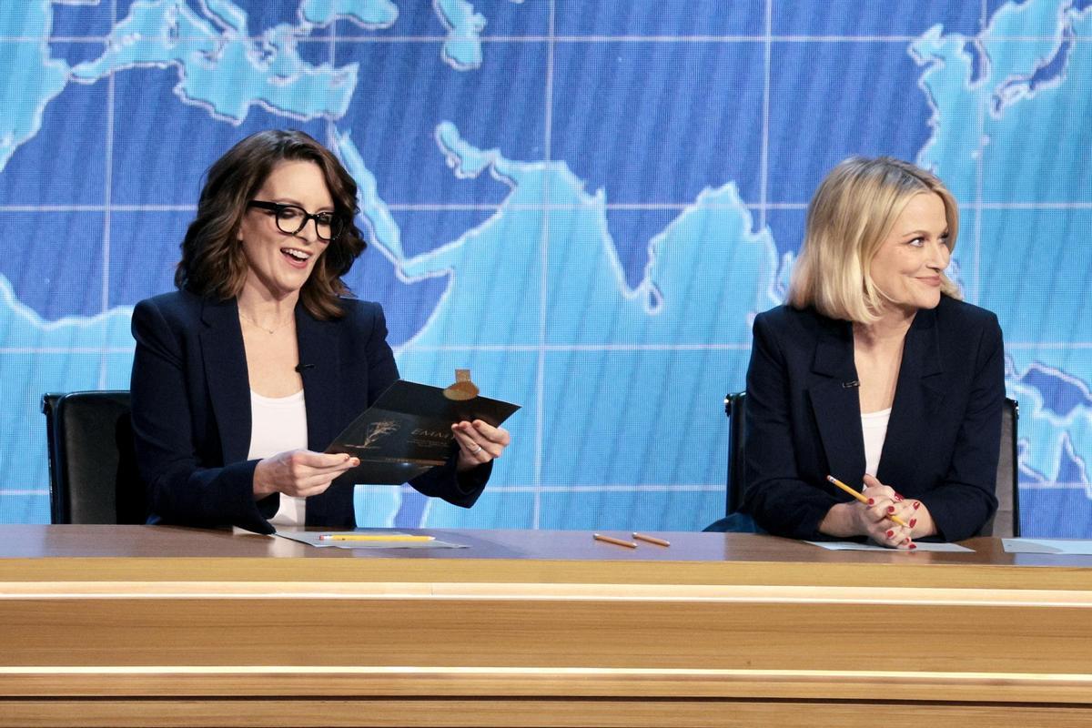 Tina Fey (i) y Amy Poehler, desde el set de Weekend Update del Saturday Night Live.jpg