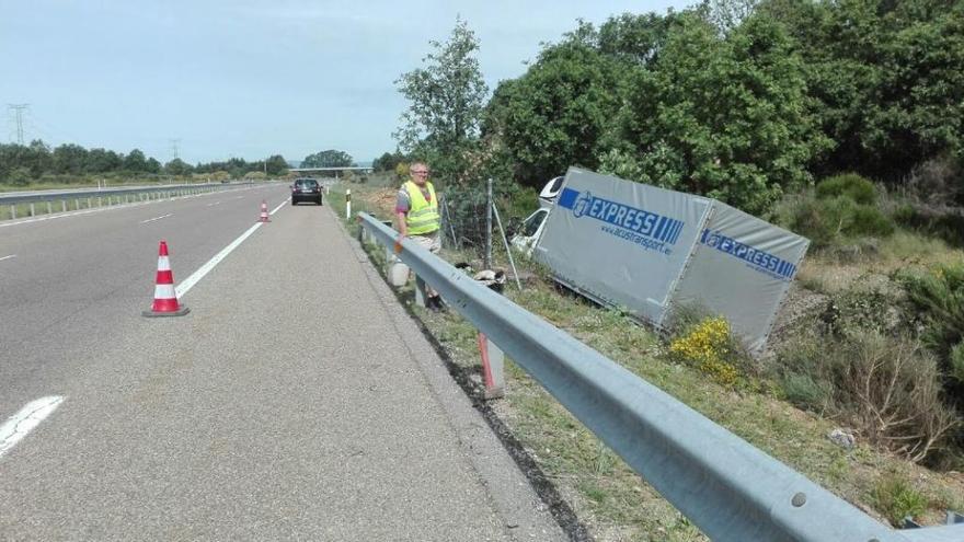 Vehículo siniestrado en Asturianos