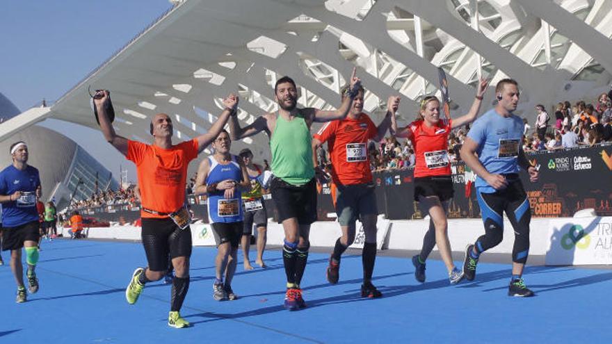 Renfe y Transvía harán descuentos a los runners que viajen a Valencia