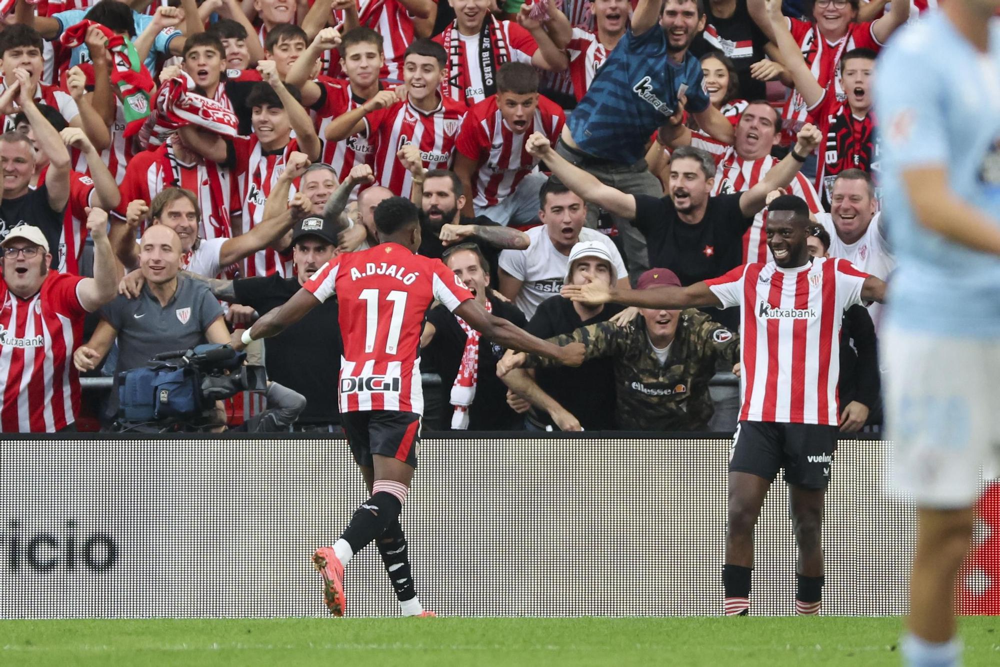 BILBAO, 22/09/2024.- El delantero del Athletic Club Álvaro Djaló (i) celebra con su compañero Adama Boiro (d) después de marcar el tercer gol de su equipo durante su partido de la jornada 6 de LaLiga contra el Celta de Vigo en el estadio de San Mamés en Bilbao este domingo. EFE/ Luis Tejido