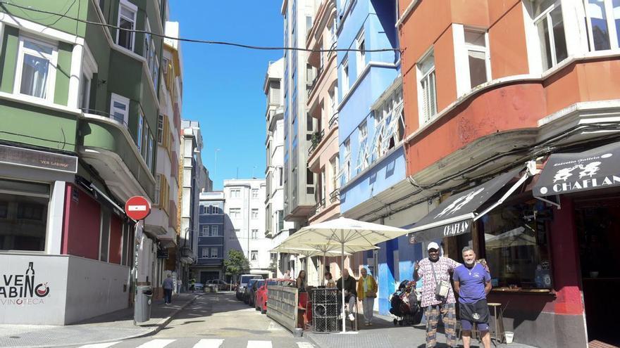 Celebración y reservas entre los vecinos de Os Mallos por la peatonalización junto al Chaflán de A Coruña: "No quiero que esto sea una calle San Juan"