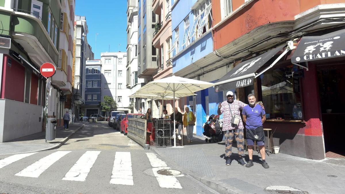 Celebración y reservas entre los vecinos de Os Mallos por la peatonalización junto al Chaflán de A Coruña: "No quiero que esto sea una calle San Juan"