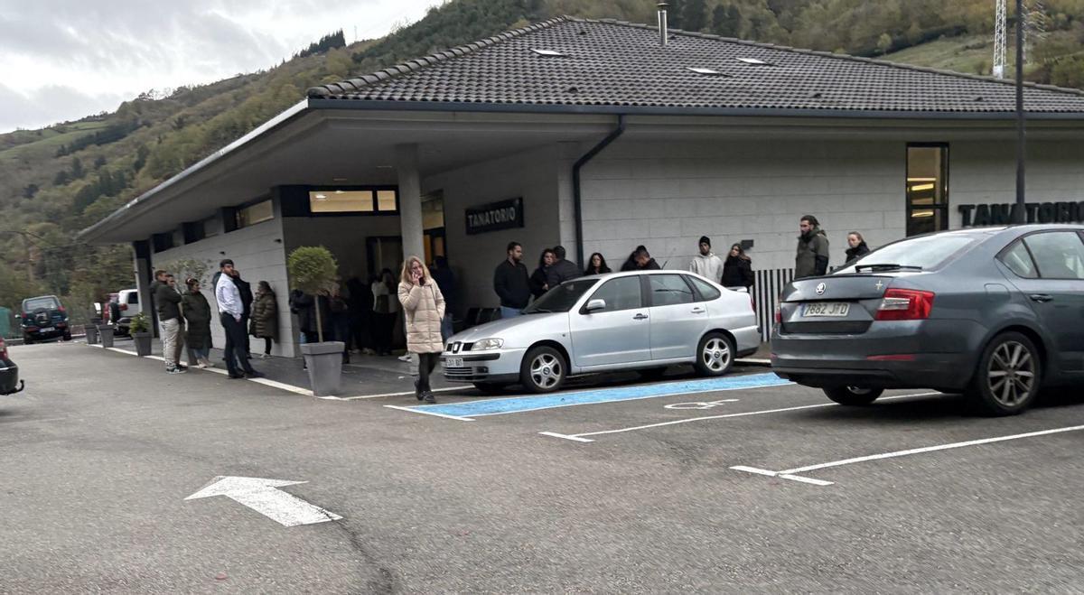 El exterior del tanatorio que acoge la capilla ardiente de Óscar Díaz, ayer, en Cangas del Narcea. | MIKI LÓPEZ