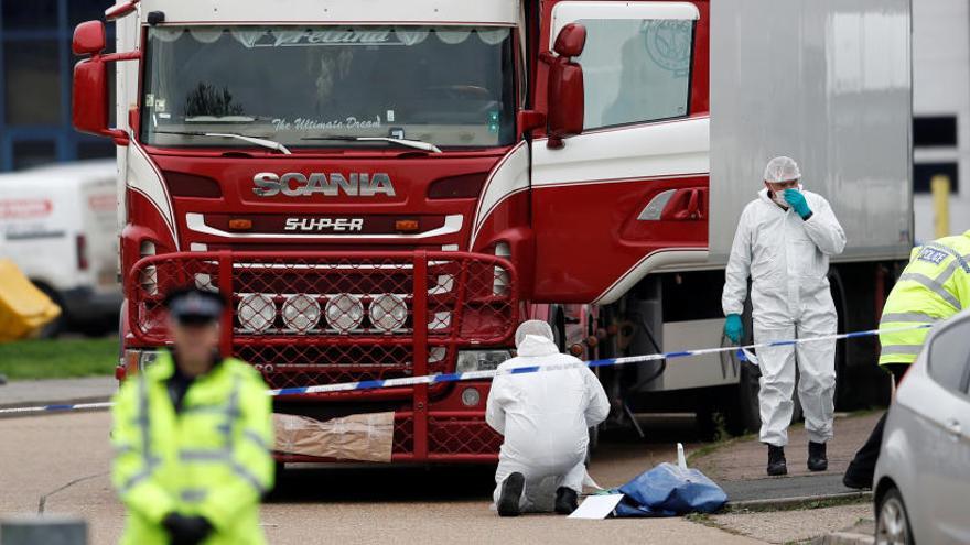 Investigadors examinen el camió on han aparegut els cadàvers