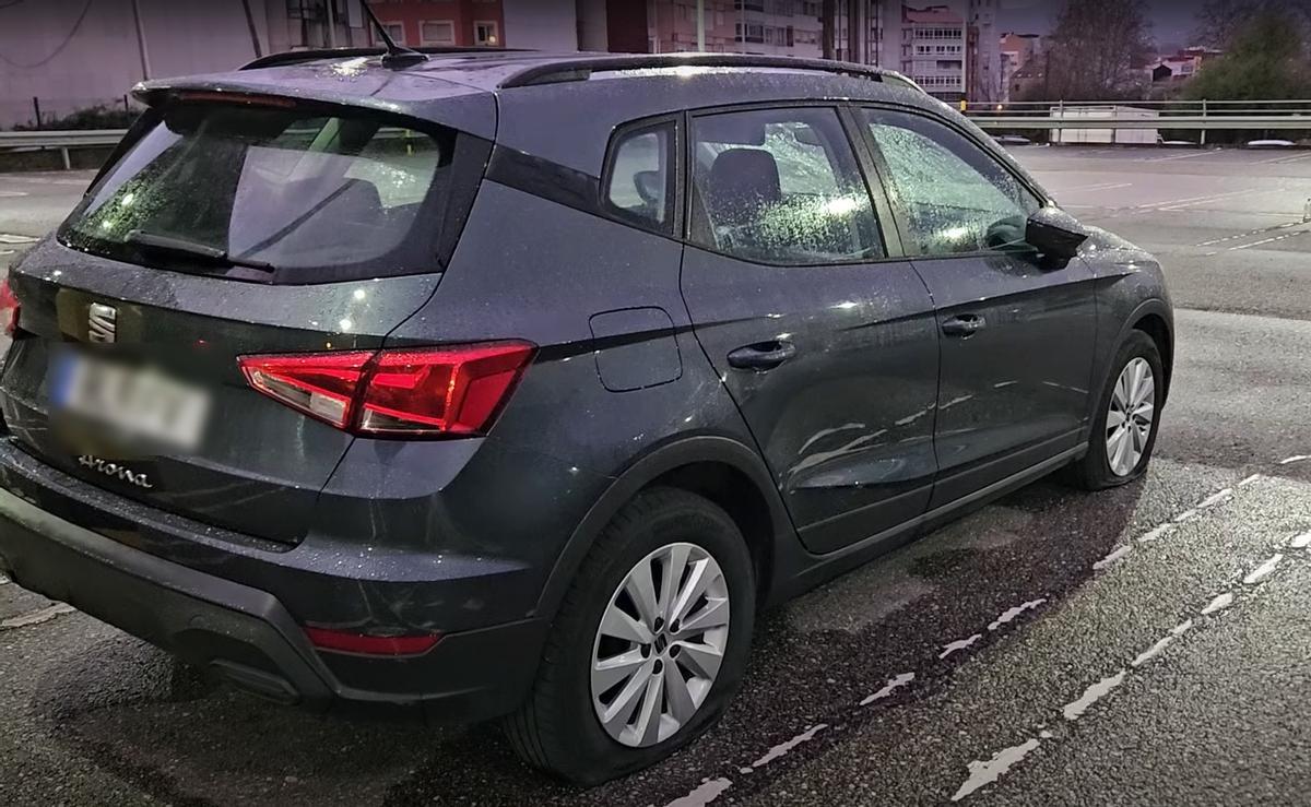 Coches de aficionados del Lyon con las ruedas pinchadas en el entorno de Balaídos