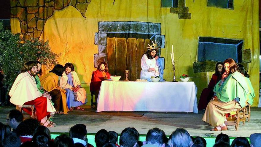 La Última Cena: Jesús y los apóstoles, durante el primero de los actos de la representación.