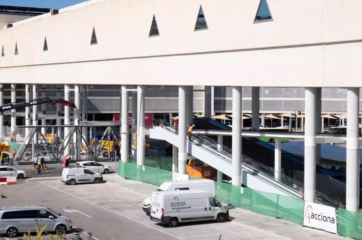 Die Verbindung zwischen dem Terminal und dem Parkhaus wird gerade gebaut.