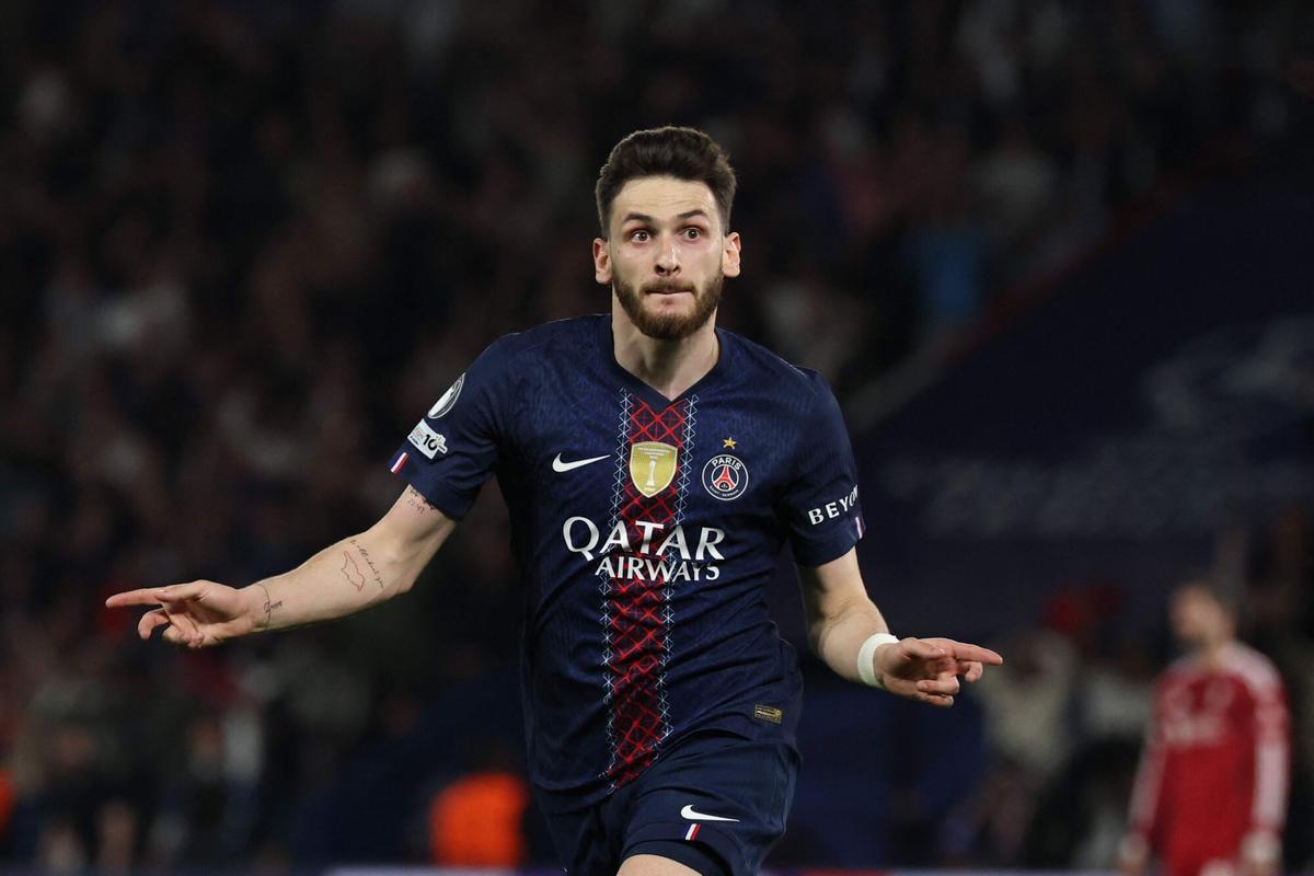 Kvaratskhelia celebra su gol contra el Liverpool de este miércoles en París.