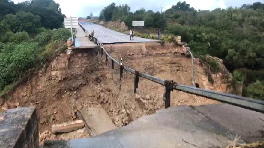 Regenflut spült Landstraße auf Mallorca weg