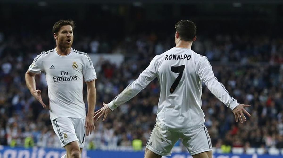 Xabi Alonso i Cristiano Ronaldo celebren el gol marcat pel portuguès, contra el Llevant. Xabi Alonso i Cristiano Ronaldo celebren el gol marcat pel portuguès, contra el Llevant.