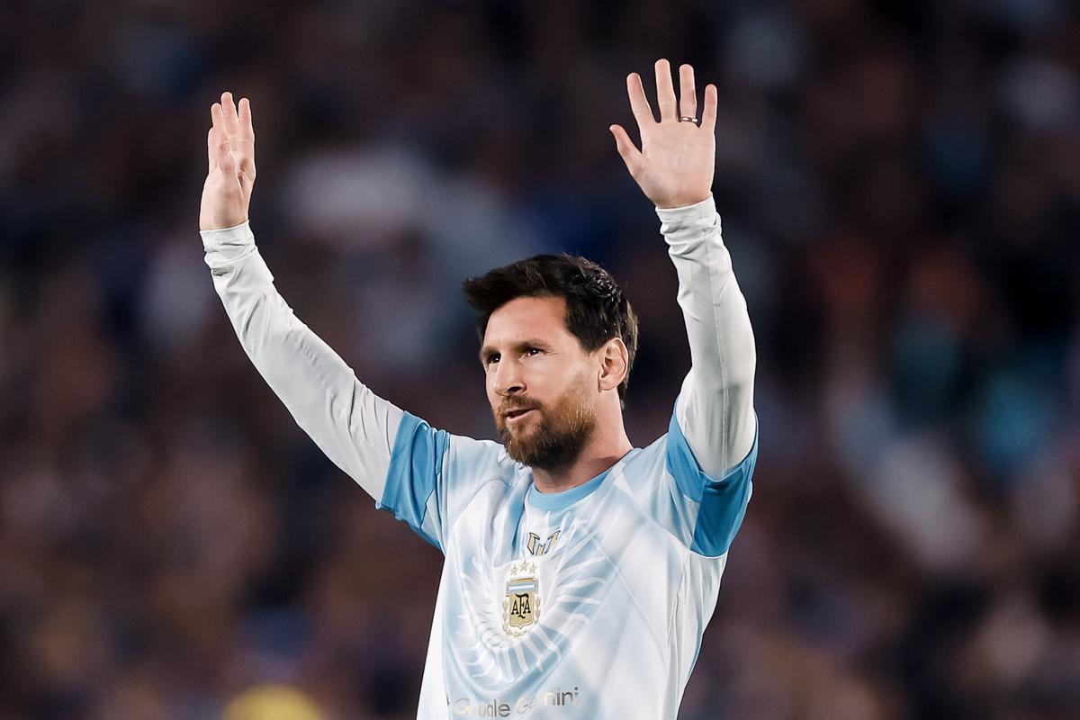 Messi saluda a la afición