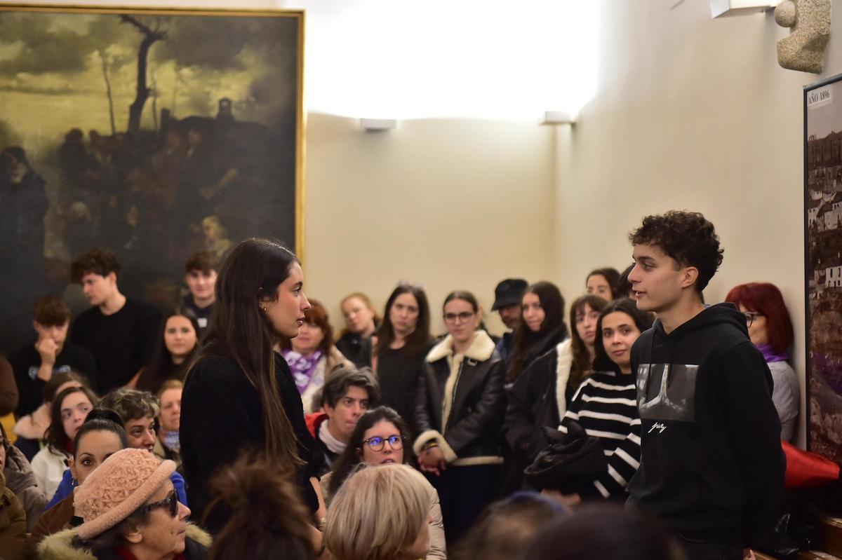 Interpretación de alumnos del IES Pérez Comendador por el 25N, en Plasencia.