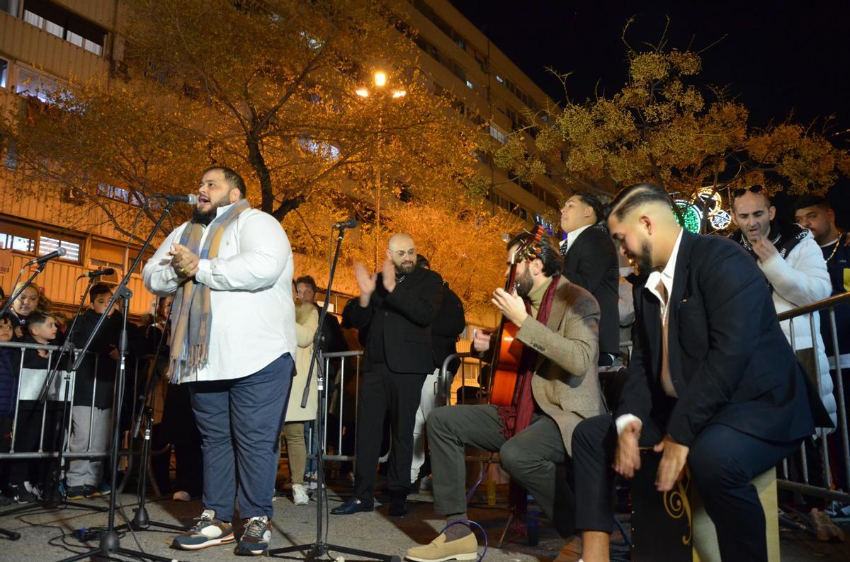 Actuación durante el acto que recuperó tradiciones gitanas navideñas en La Mina, este sábado en Sant Adrià de Besòs.