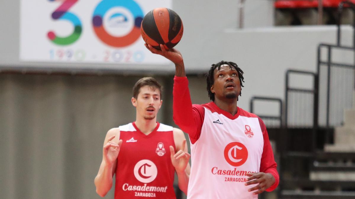 Deon Thompson y Aleix Font, en un entrenamiento en el Príncipe Felipe.