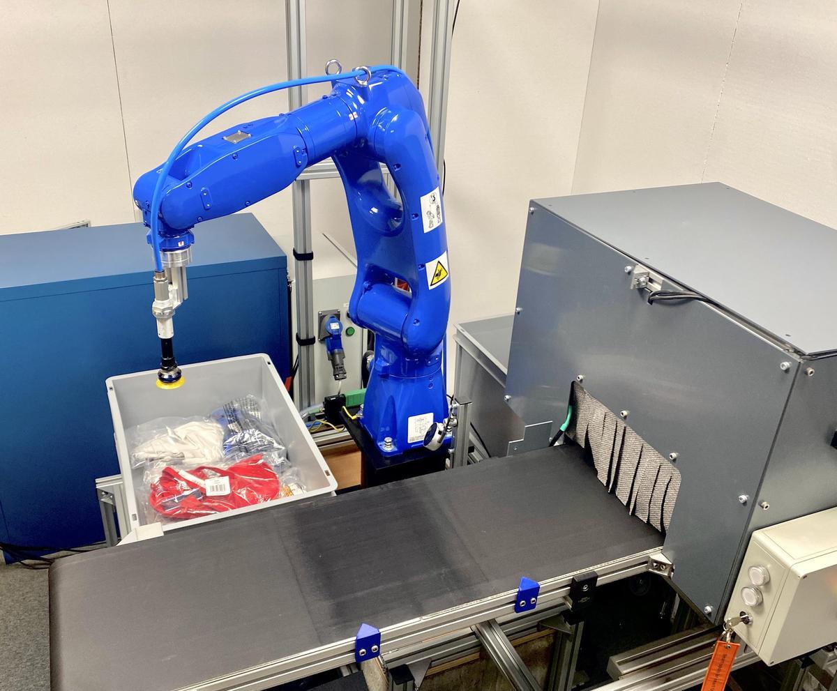 Uno de los brazos robot de Illumo Robotics agiliza la preparación de un pedido de ropa.