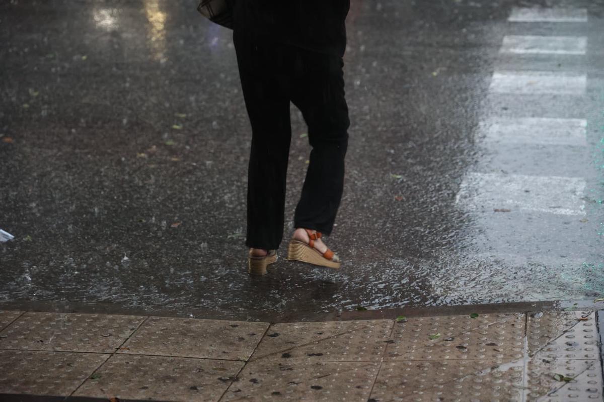 Imágenes de la lluvia en el barrio alicantino de Altozano.