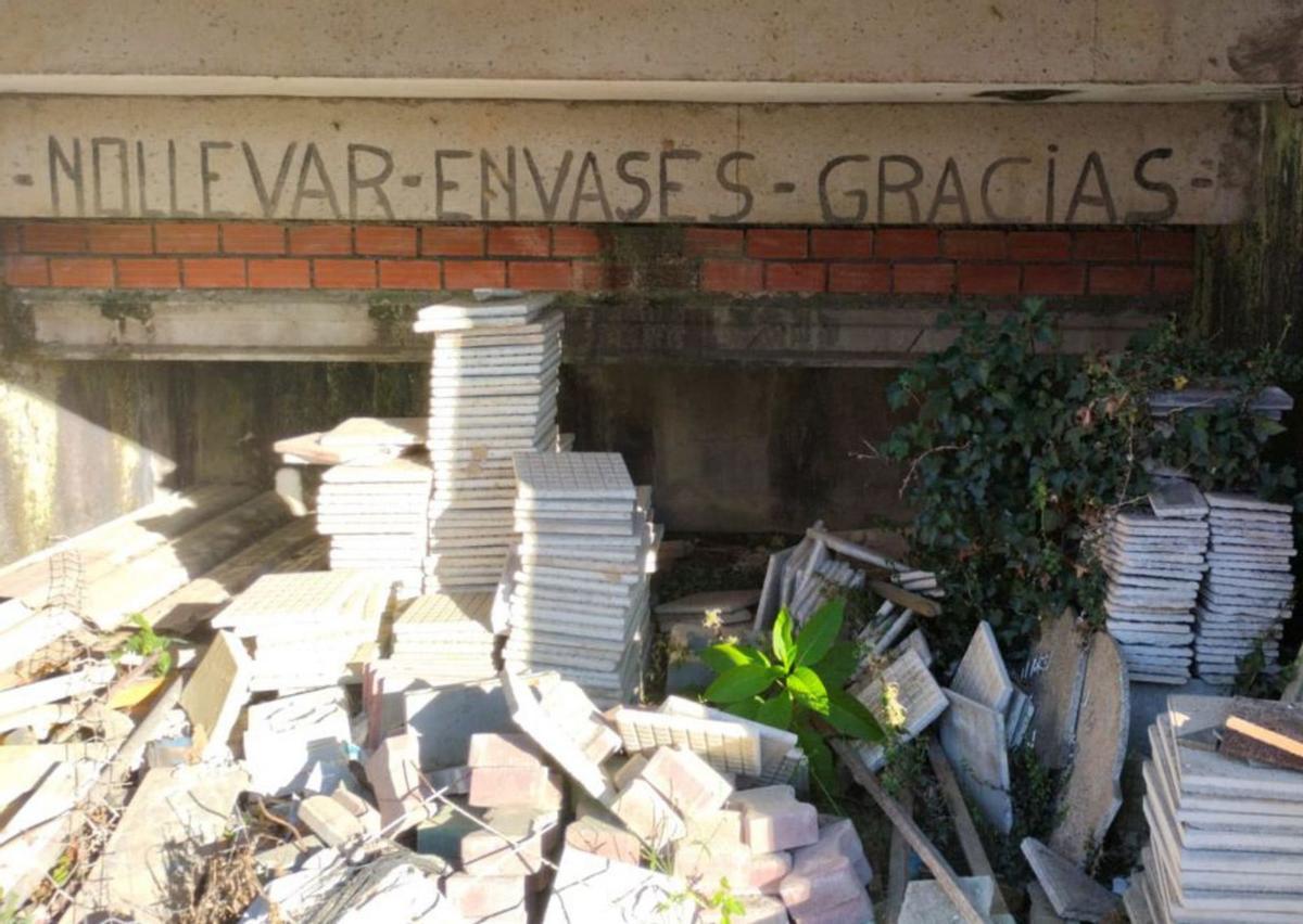 Los escombros forman parte de la imagen de A Lomba.  | // FDV