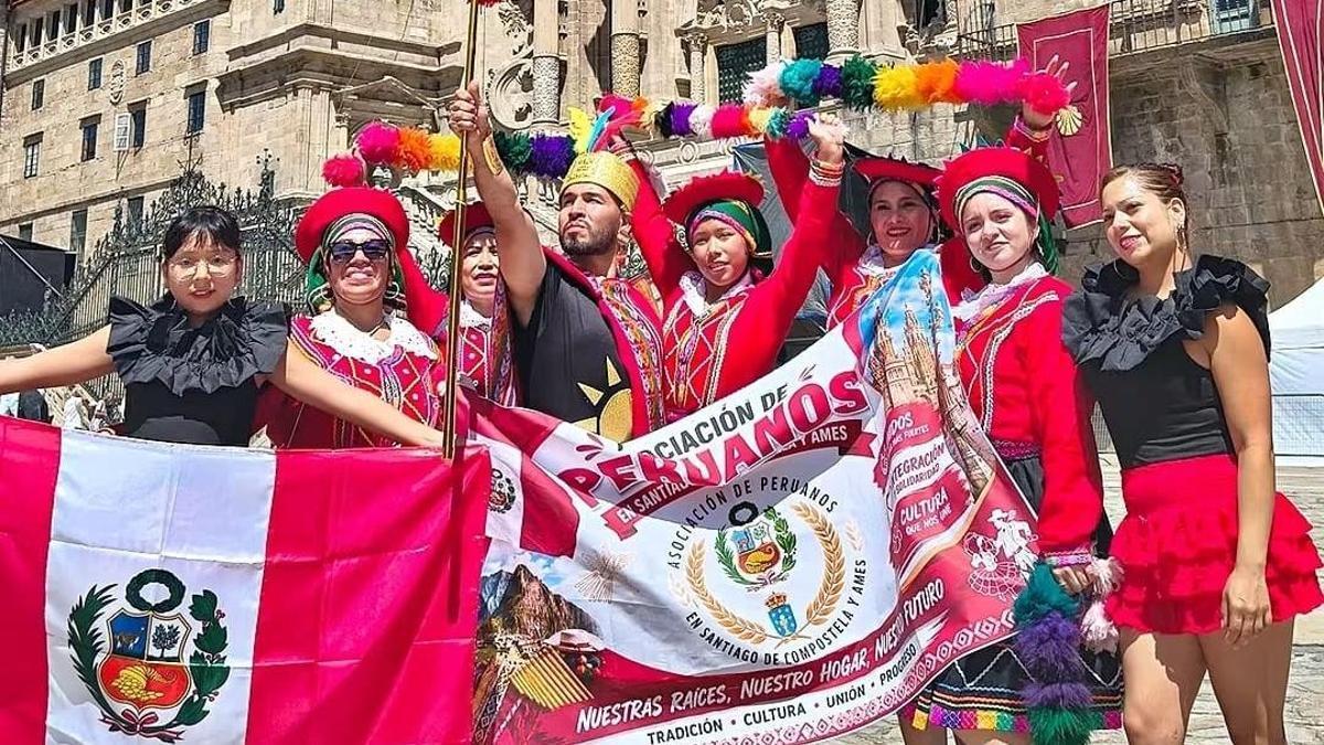 La comunidad peruana llena de música y color las calles del centro de Santiago