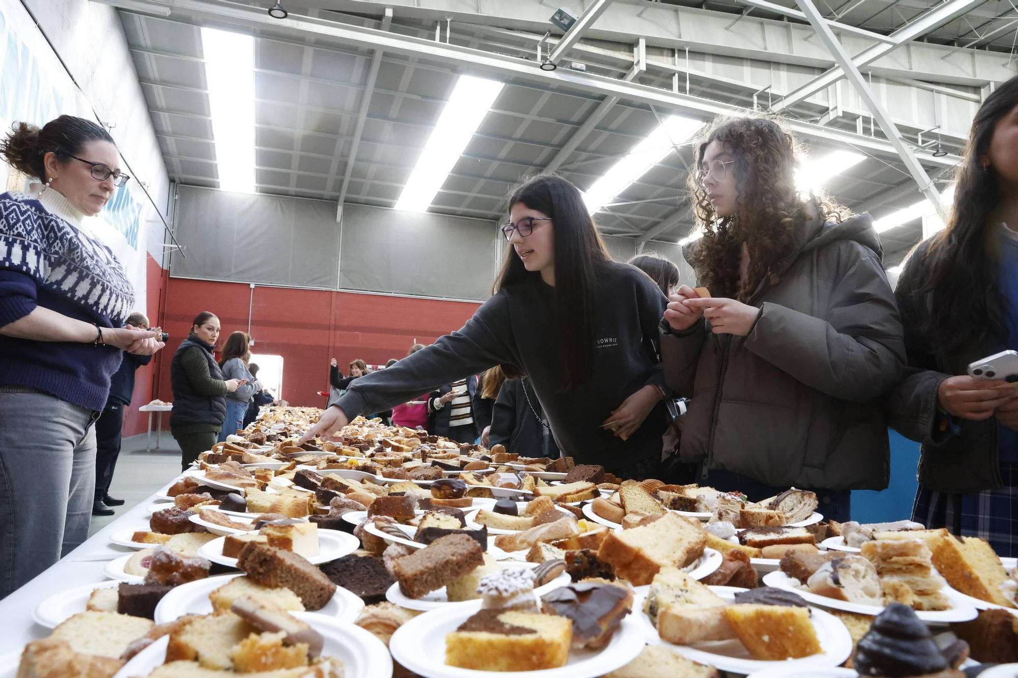 Así fue la merienda solidaria en los jesuitas de Gijón (en imágenes)