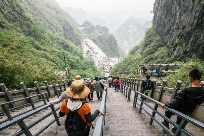 Escaleras vistas desde la cima del monte Tianmen Shan