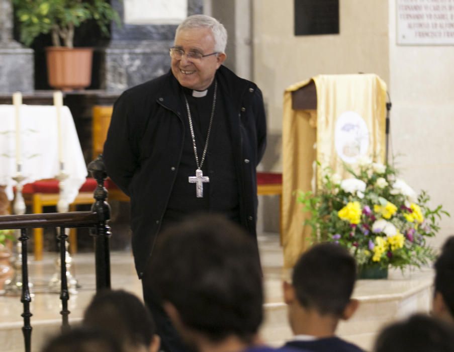 Decenas de niños acuden al monasterio en la víspera de la tradicional romería.