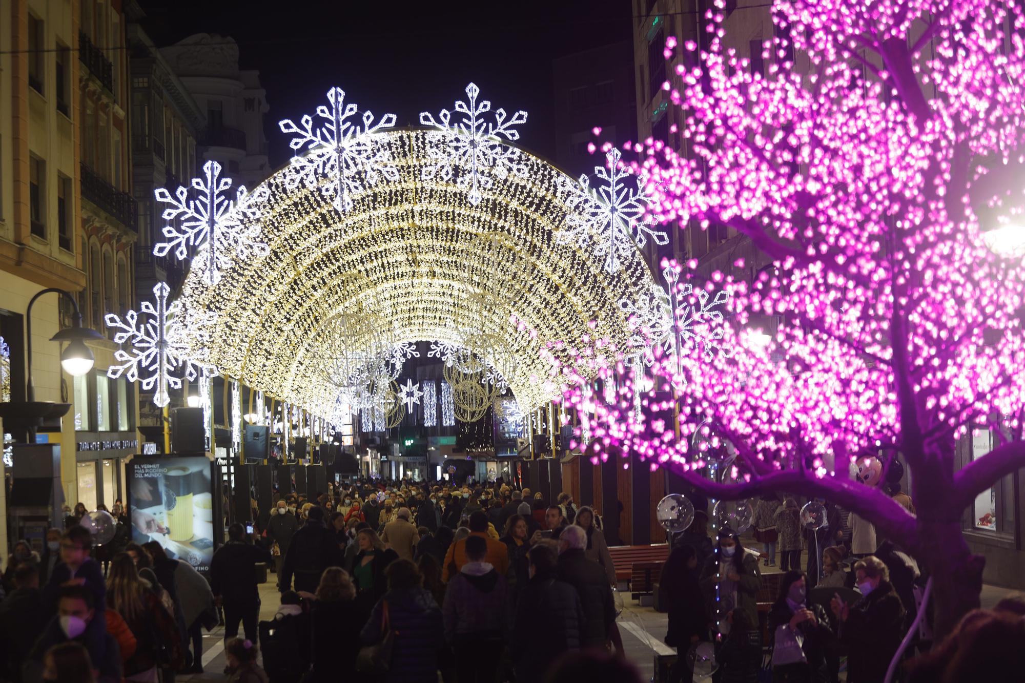 El espíritu navideño desborda de luz y de gente las calles de Oviedo