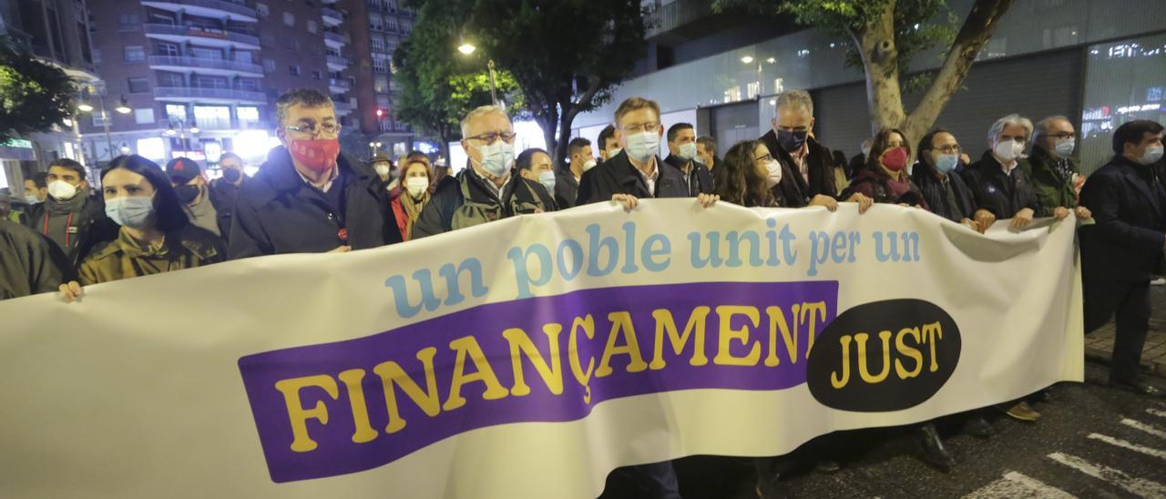 Puig marcha junto a Oltra, consellers, Ribó y Morera.