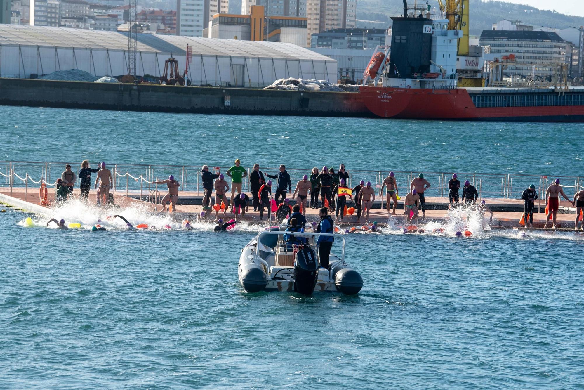 A Coruña desafía al frío y al mar para visibilizar la ELA
