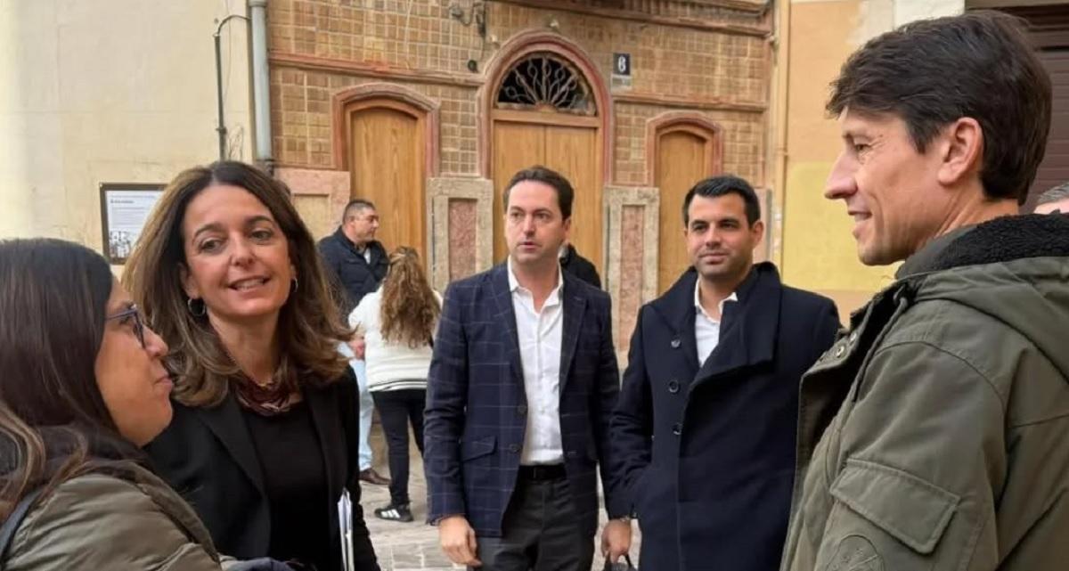 La consellera de Justicia, con el portavoz del PP Marcos Sanchis.