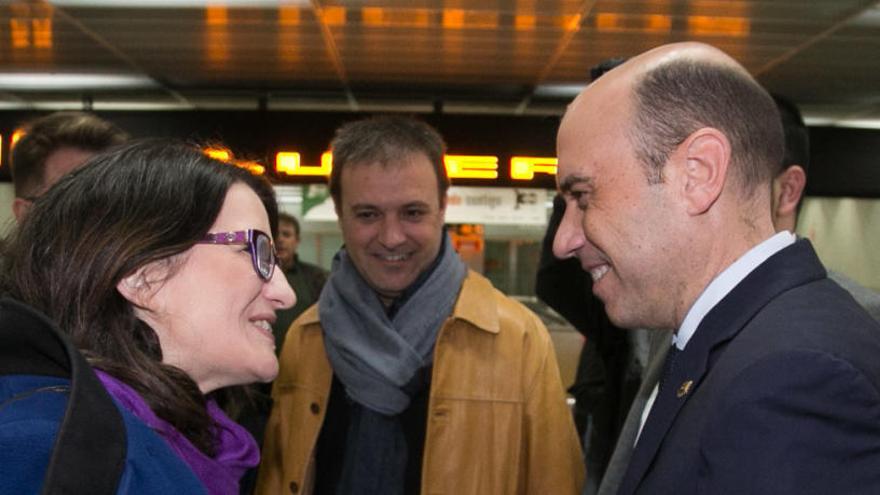 Mónica Oltra y el alcalde de Alicante, Gabriel Echávarri, con Natxo Bellido de fondo, en una imagen de archivo