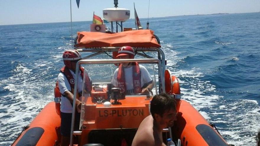 Rescatan a cuatro personas en un barco a la deriva cerca de Tabarca