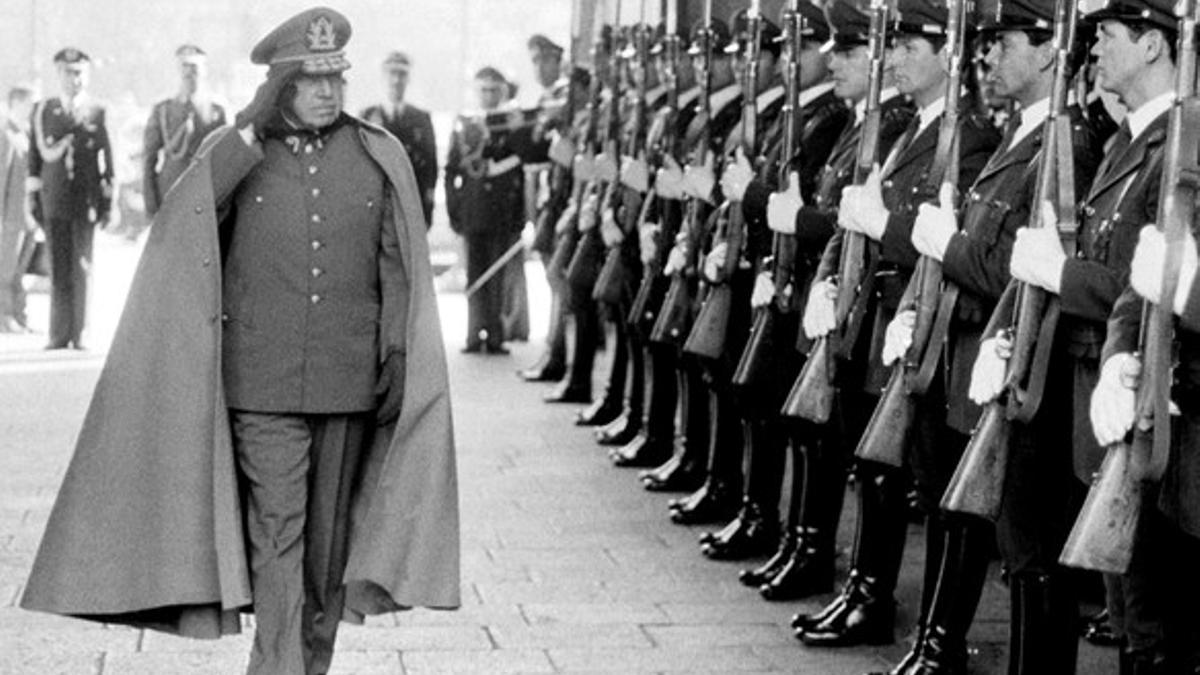 El dictador Augusto Pinochet pasa revista a las tropas, en Santiago de Chile.