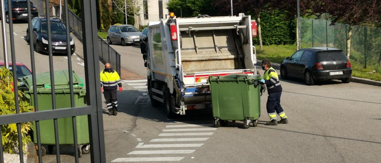 Recogida de la basura en el entorno de la residencia de Aldán. / S.A.