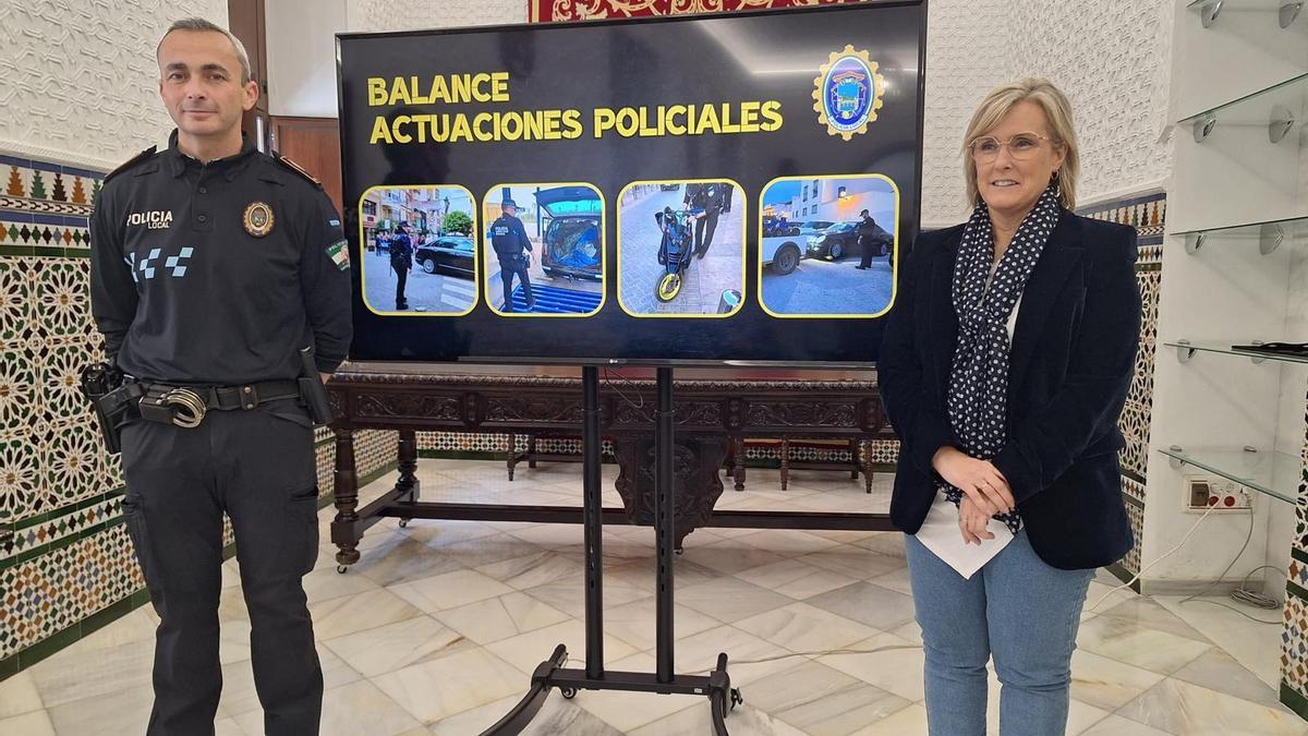 Tatiana Pozo, concejala de Seguridad Ciudadana y Tráfico del Ayuntamiento de Puente Genil, y el jefe de la Policía Local, Manuel López.