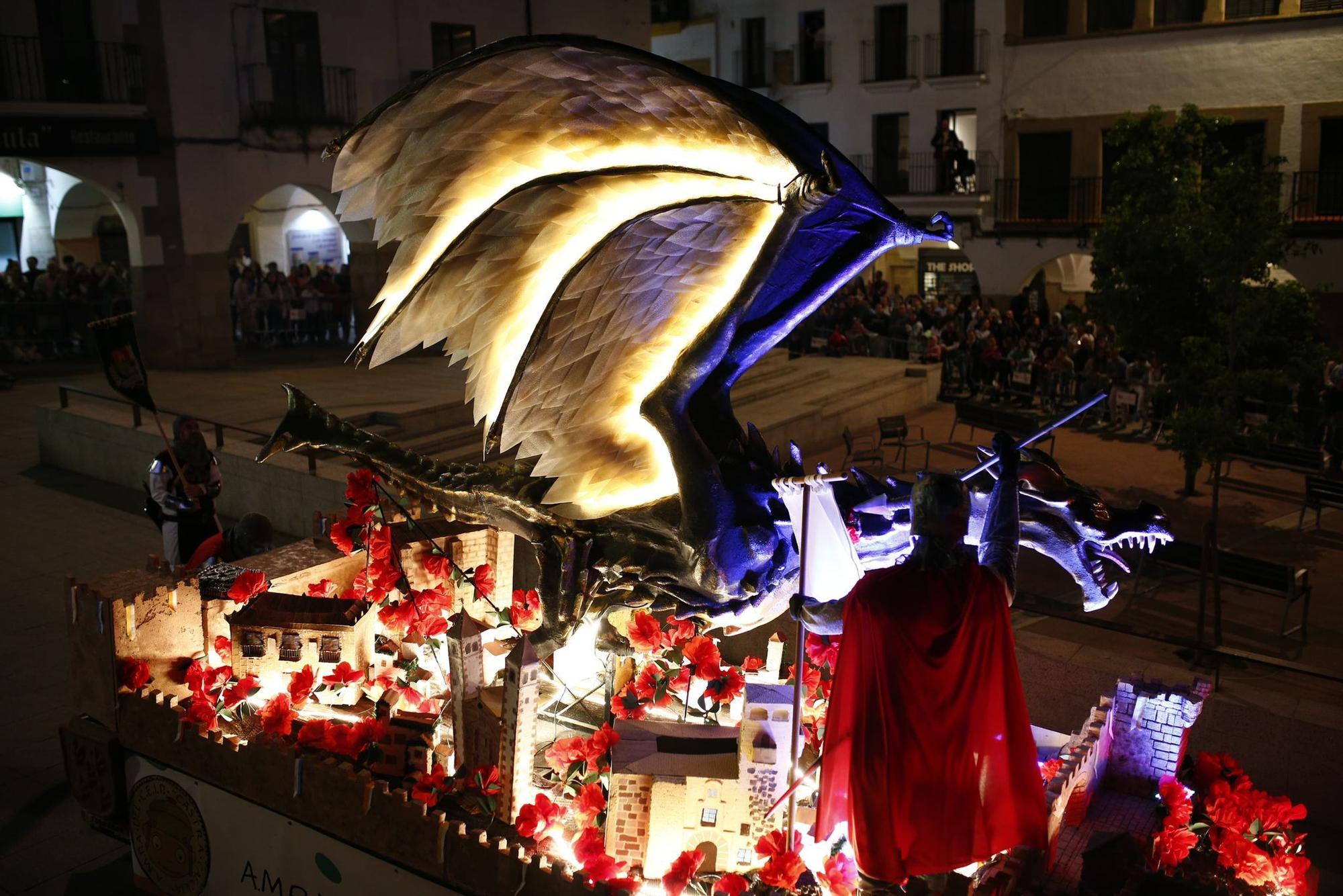 Galería | Así ha sido el desfile de San Jorge en Cáceres