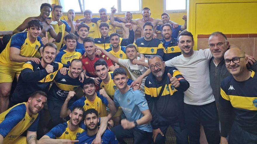 Jugadores y técnicos del CF Simat celebran su último éxito