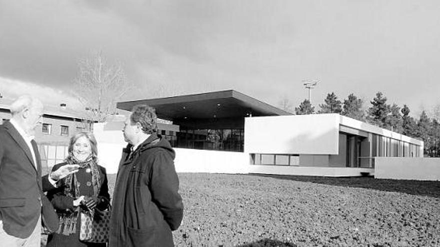 Sobre estas líneas, Justo Vilabrille conversa con la futura directora de la Escuela Infantil de Viesques, Rosa Albina, y con el arquitecto jefe de la obra, José Quidiello, delante del nuevo edificio. Abajo, zona de juegos de la nueva Escuela Infantil, completamente acristalada. A la derecha, rampa de acceso al edificio, con taquillas para guardar las sillas de los bebés. / ángel gonzález