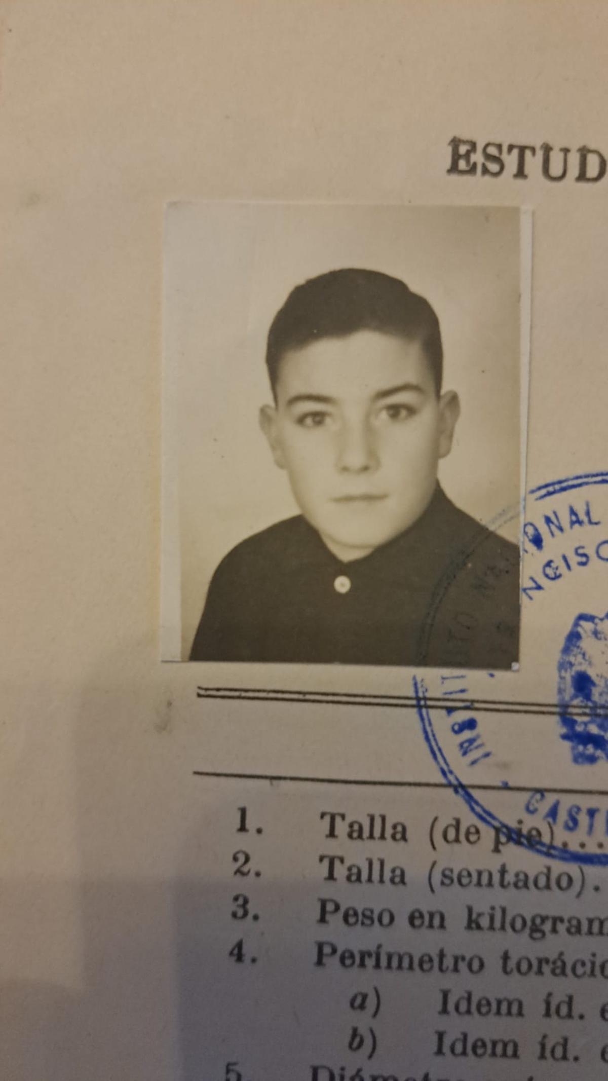 Una de las fichas de los alumnos de la promoción de 1962 del instituto Ribalta.