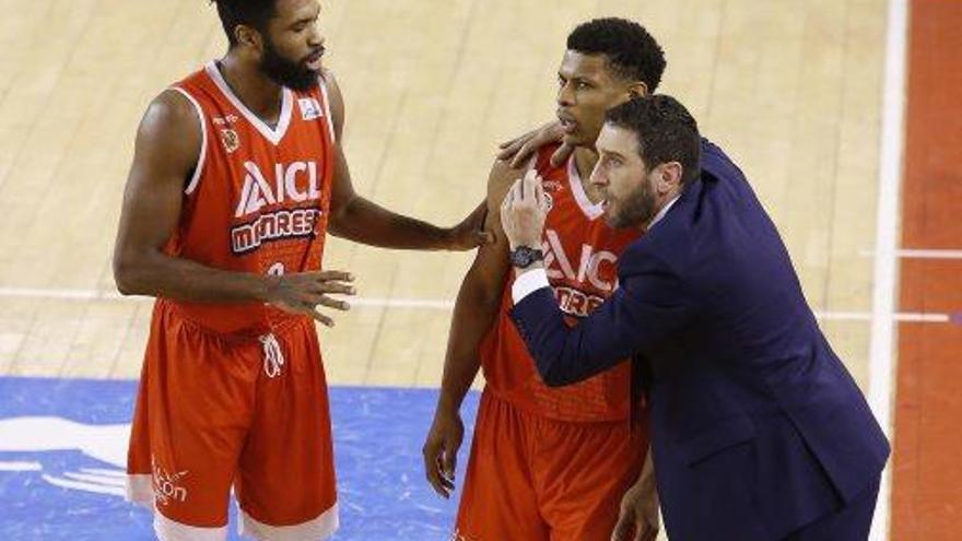 Ibon Navarro parla amb Machado i Suggs durant un partit