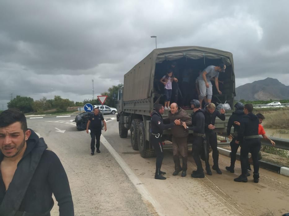 Imagen del despliegue militar en la Vega Baja para auxiliar a vecinos afectados por la gota fría.