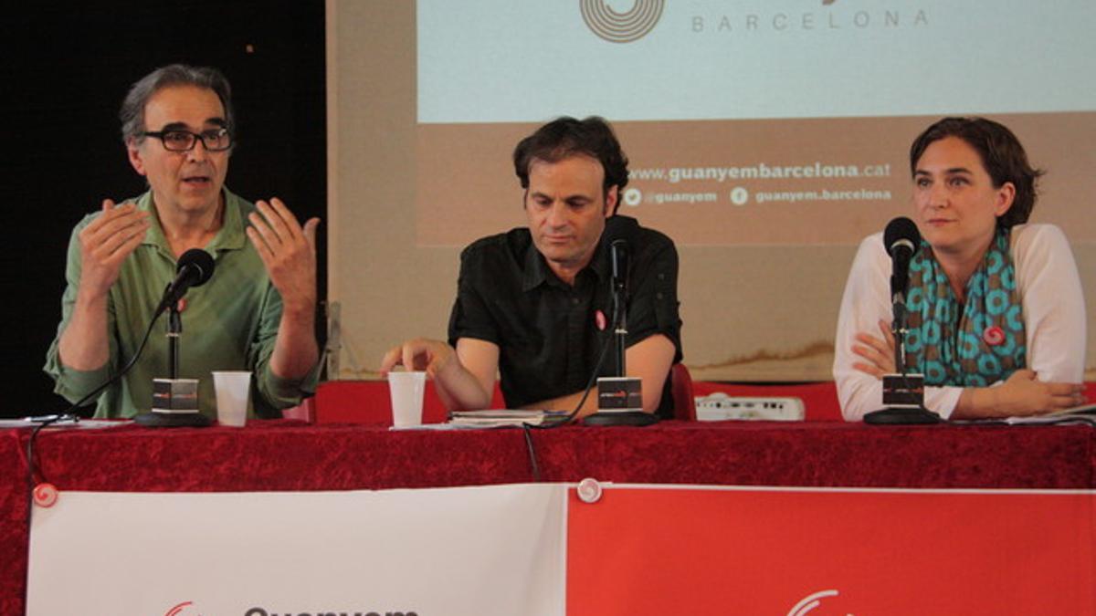 De izquierda a derecha, Joan Subirats, Jaume Asens y Ada Colau, durante el acto de presentación.