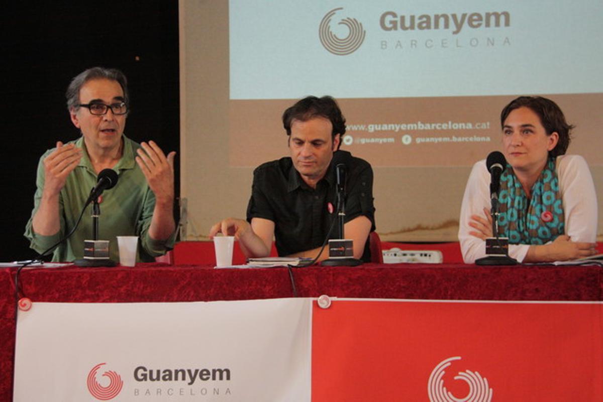 De izquierda a derecha, Joan Subirats, Jaume Asens y Ada Colau, durante el acto de presentación.