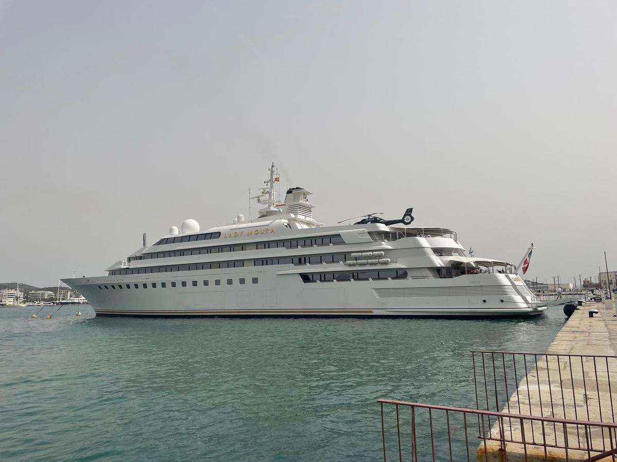 El 'Lady Moura', atracado hoy en el puerto de Ibiza.