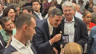 Pedro Sánchez sorprende en el estreno de la Festa do Marisco de O Grove