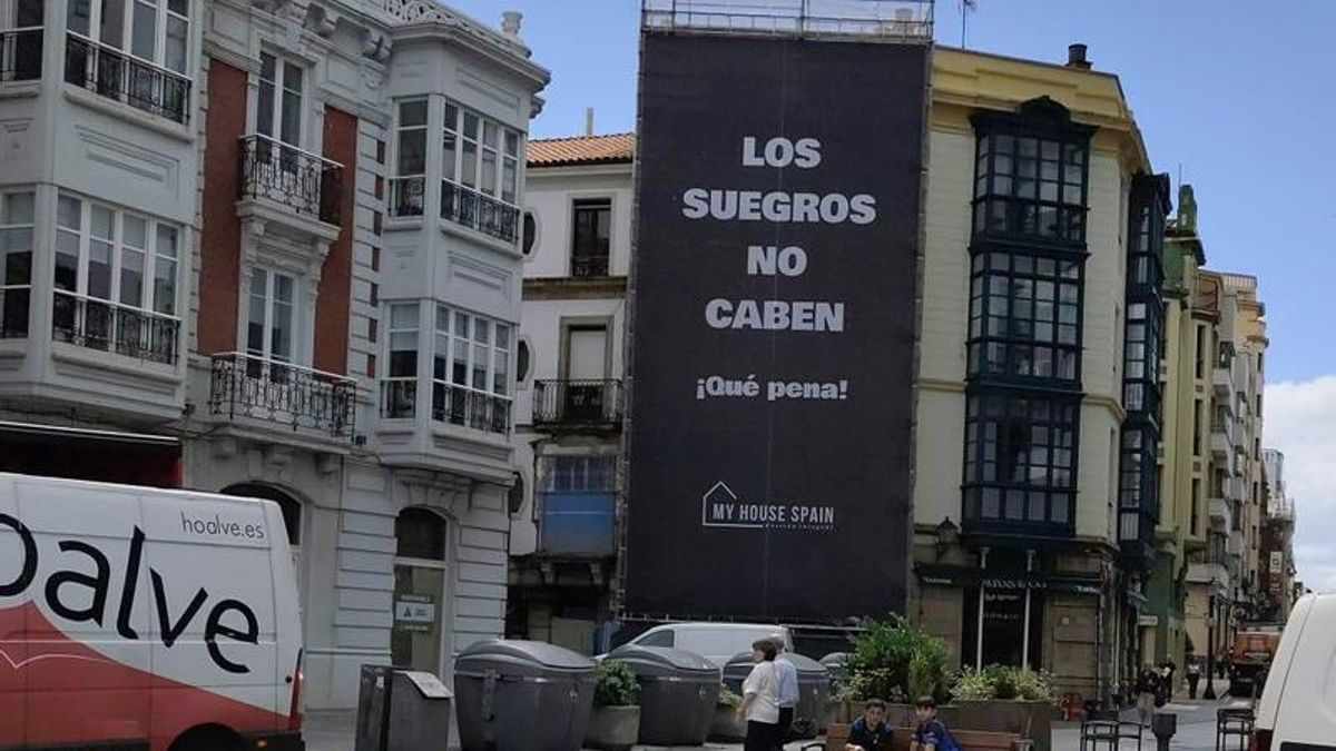La lona ubicada junto a la plaza del Marqués.
