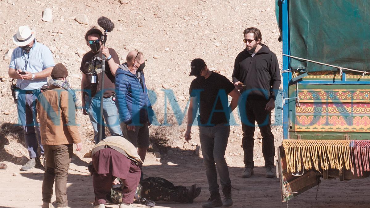 EL ACTOR JAKE GYLLENHAAL -JUNTO AL CAMIÓN Y CON GAFAS DEL SOL- OBSERVANDO EL RODAJE DE UNA SECUENCIA PREVIA A SU ESCENA EN NOVELDA.